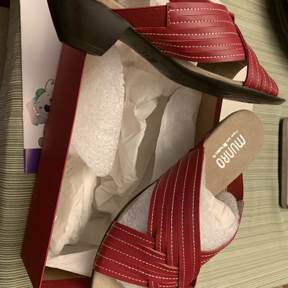 Munro red leather slides size 10. Never worn. Run small - Picture 2 of 4